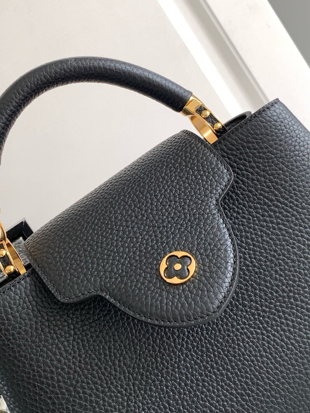Louis Vuitton M24698 Capucines BB