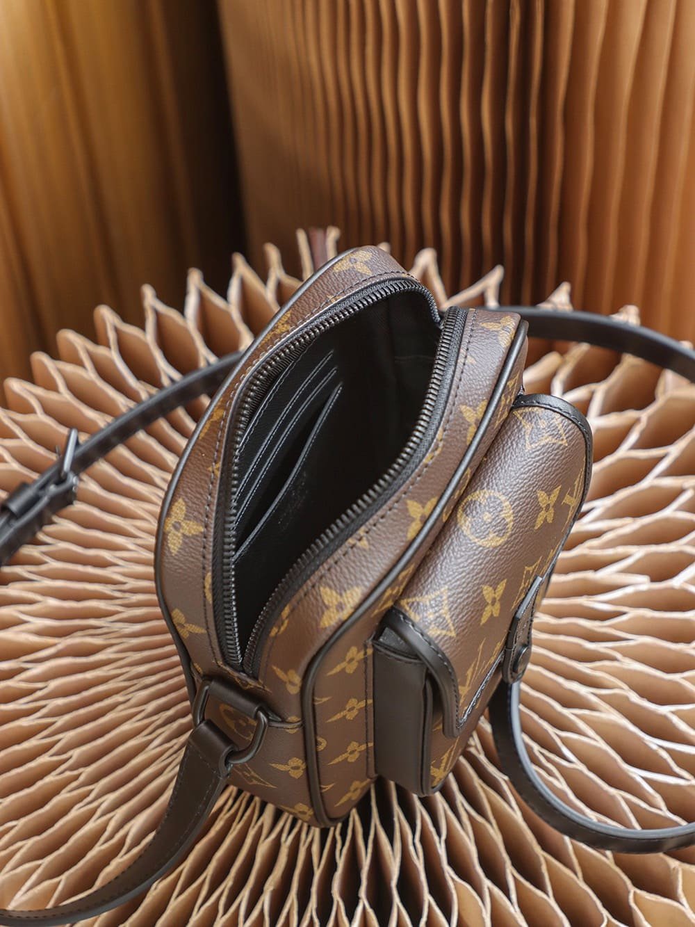 Louis Vuitton M69404 Christopher Wearable Punge