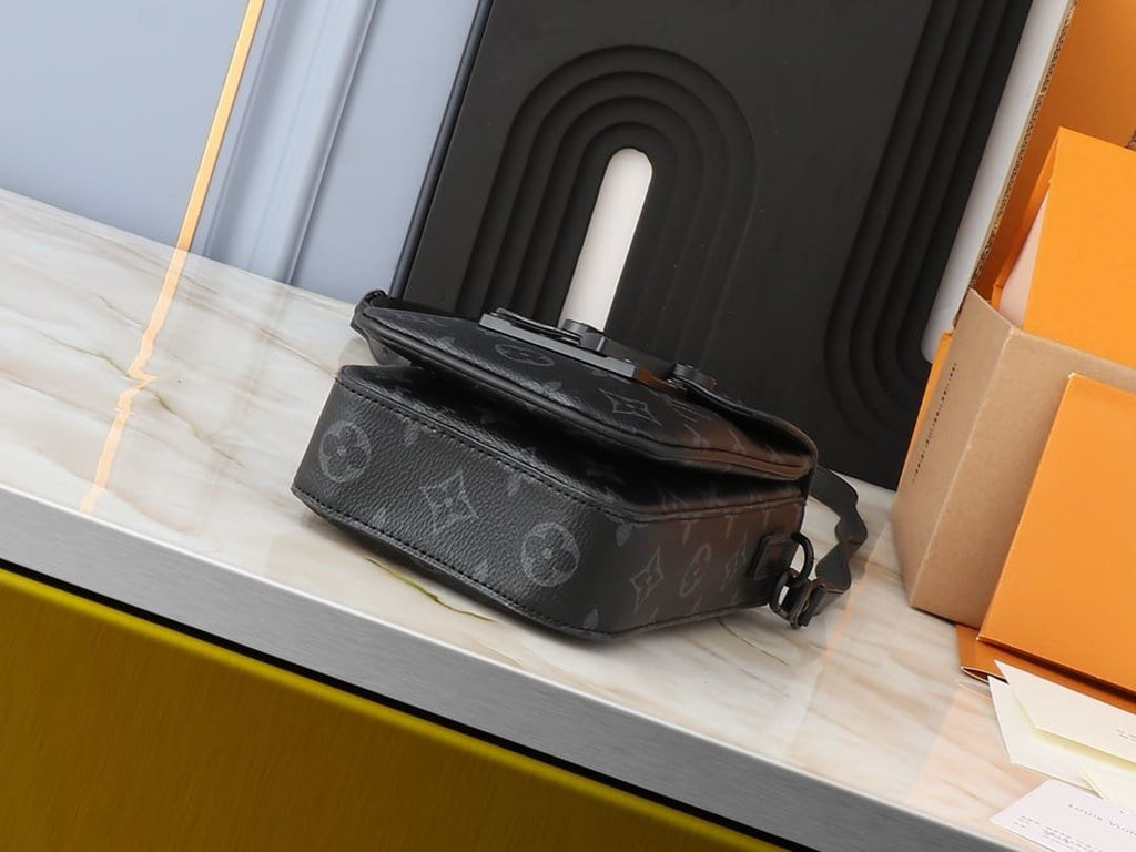 Louis Vuitton M82252 S-Lock Vertical Wearable Punge