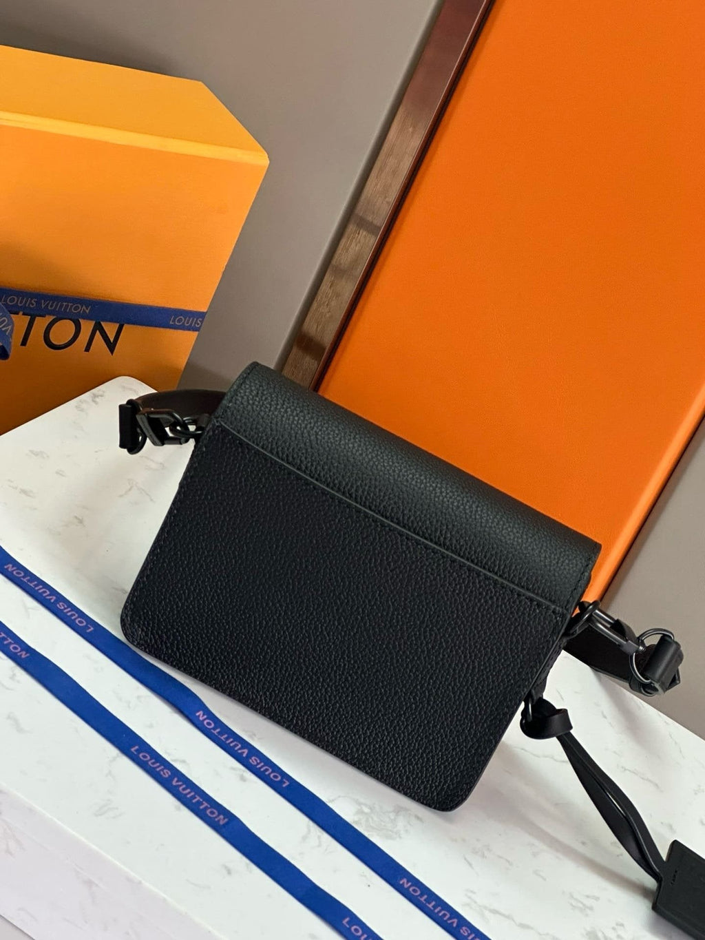 Louis Vuitton M82085 Fastline Wearable Punge
