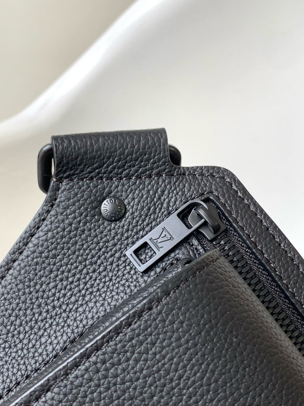 Louis Vuitton M57081 TAKEOFF Skuldertaske