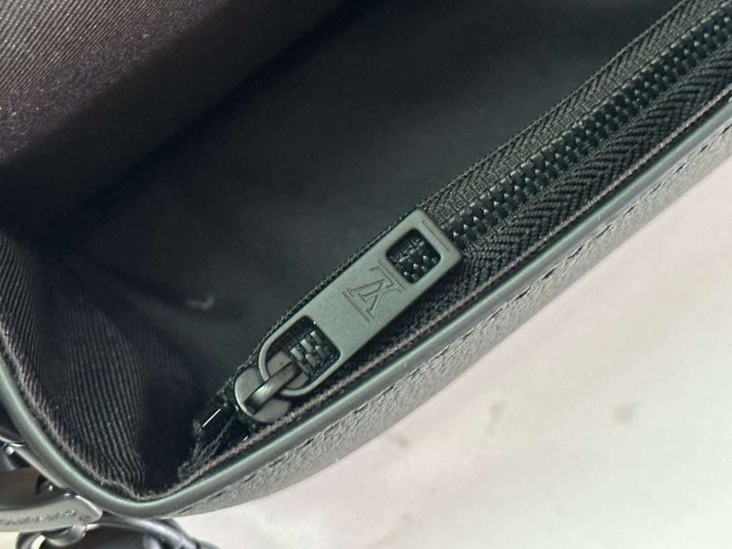 Louis Vuitton M82085 Fastline Wearable Punge
