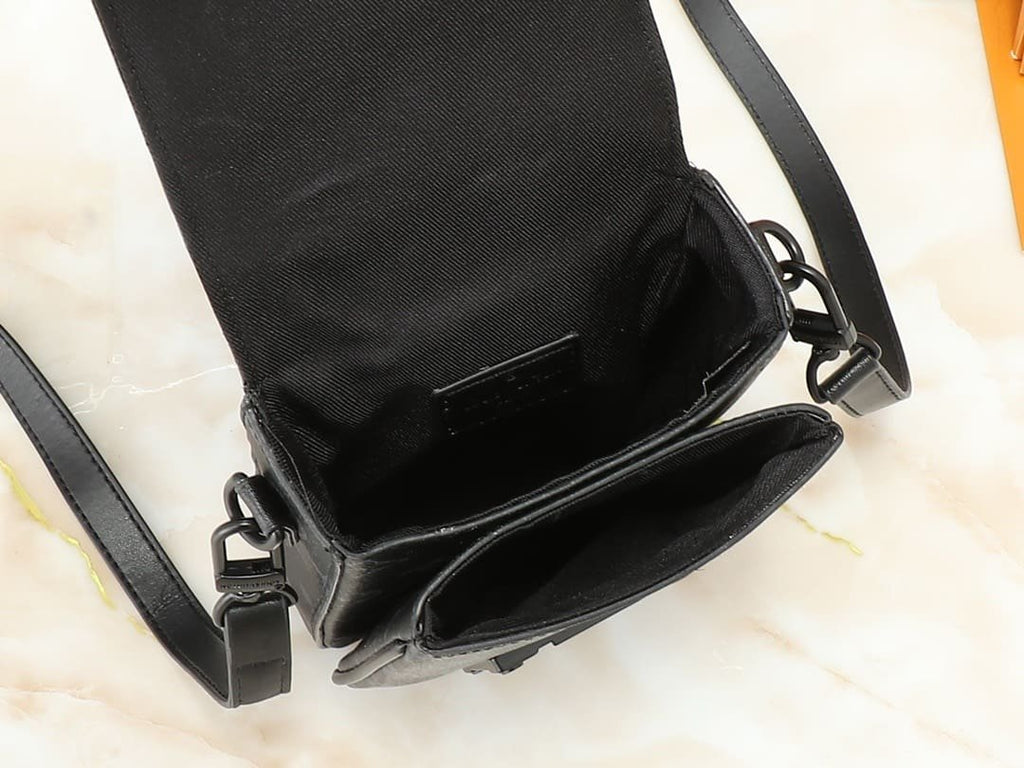 Louis Vuitton M82252 S-Lock Vertical Wearable Punge
