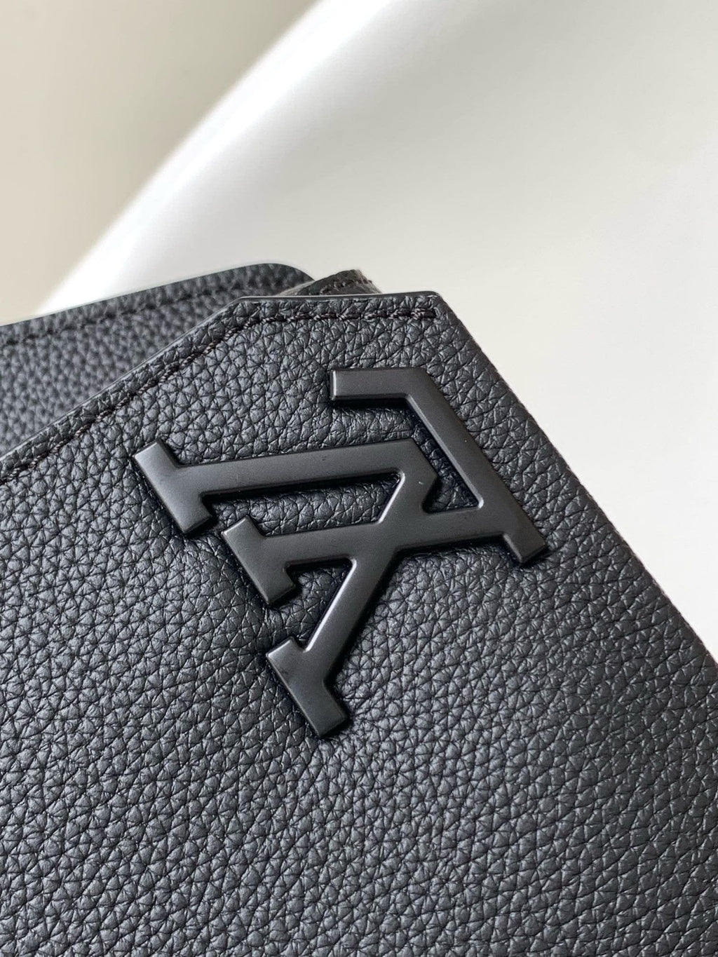 Louis Vuitton M57081 TAKEOFF Skuldertaske
