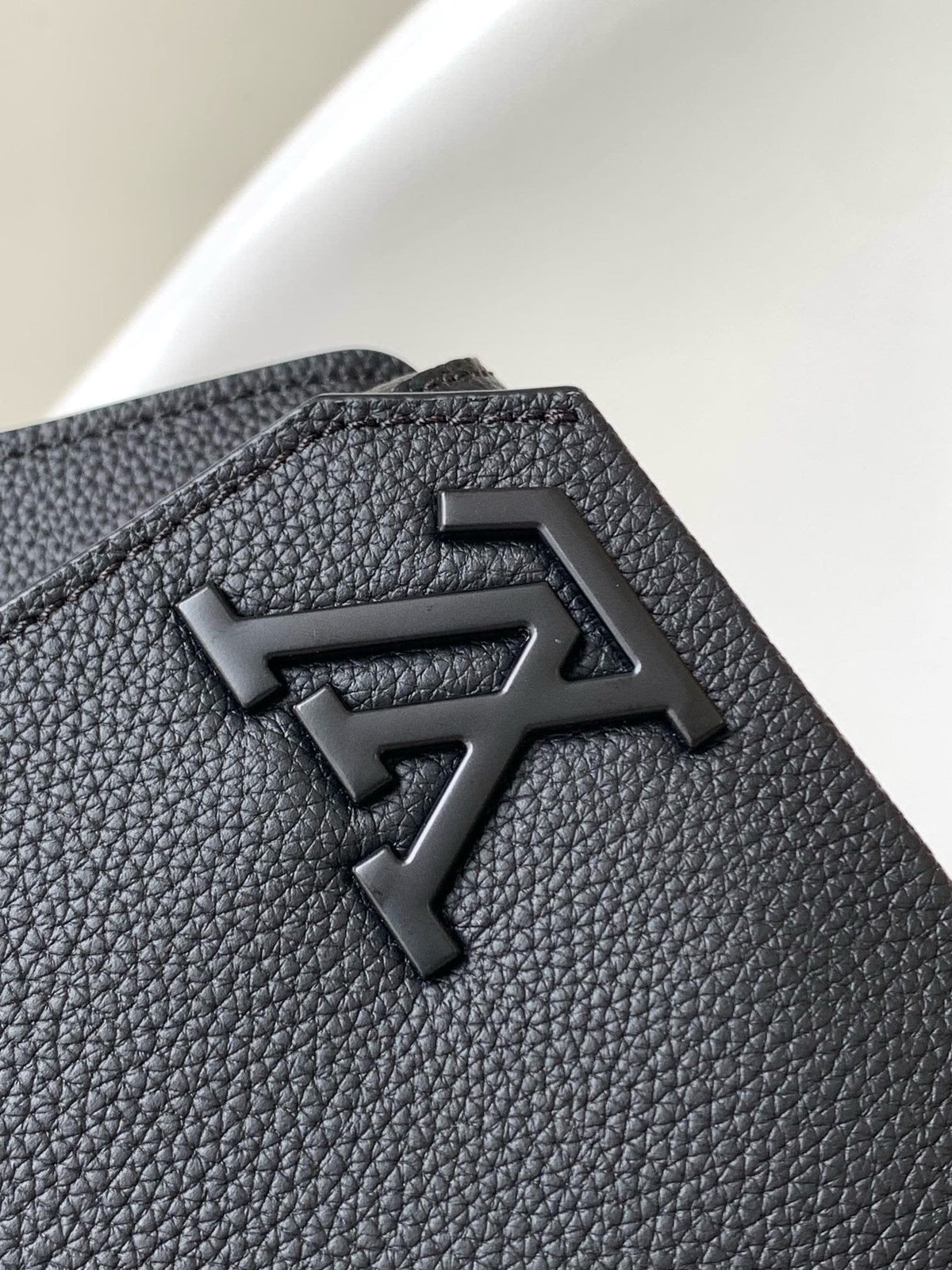 Louis Vuitton M57081 TAKEOFF Skuldertaske