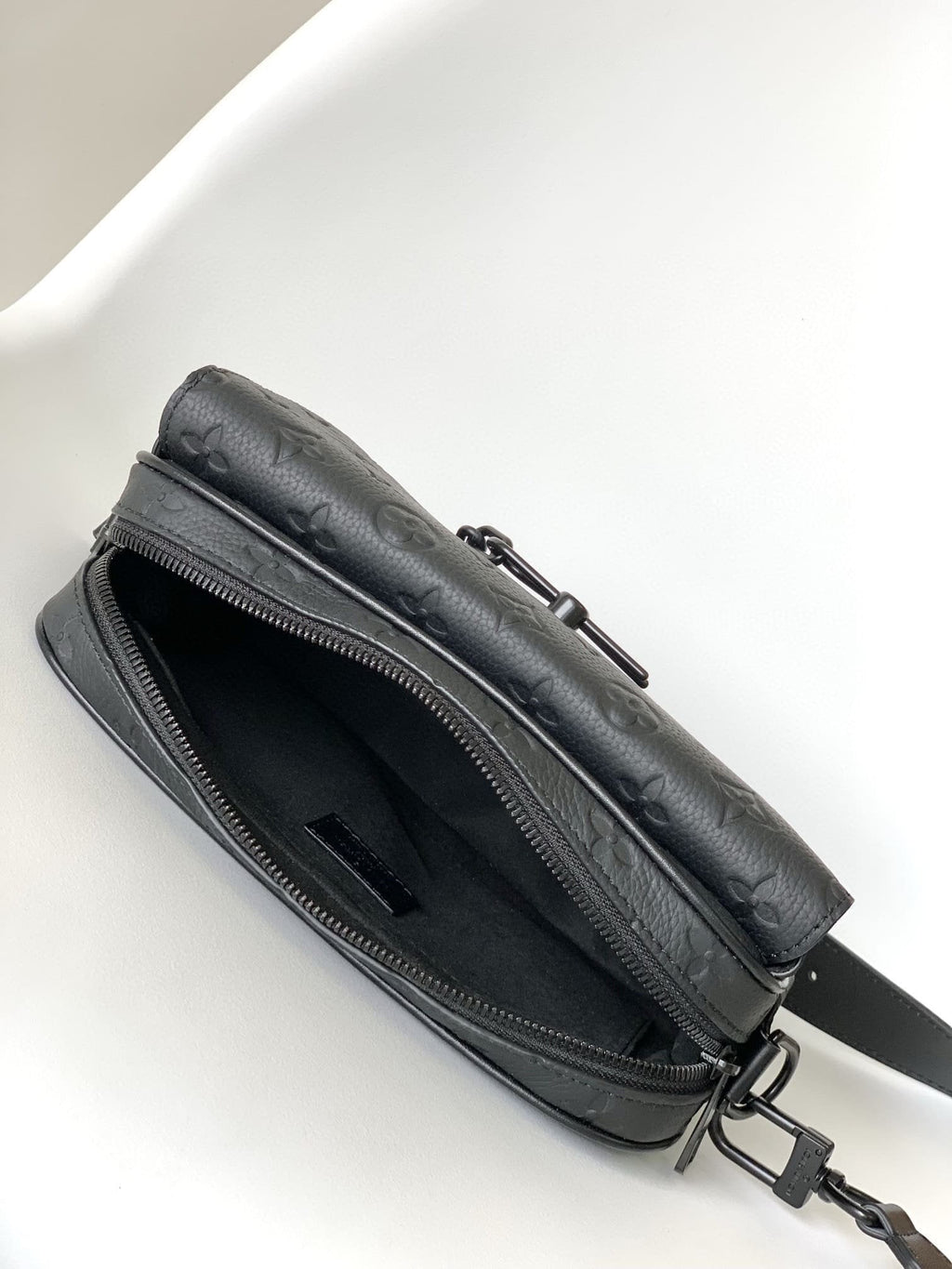 Louis Vuitton M23742 Steamer Messenger