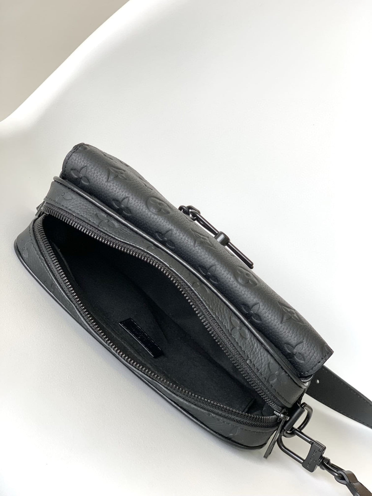 Louis Vuitton M23742 Steamer Messenger