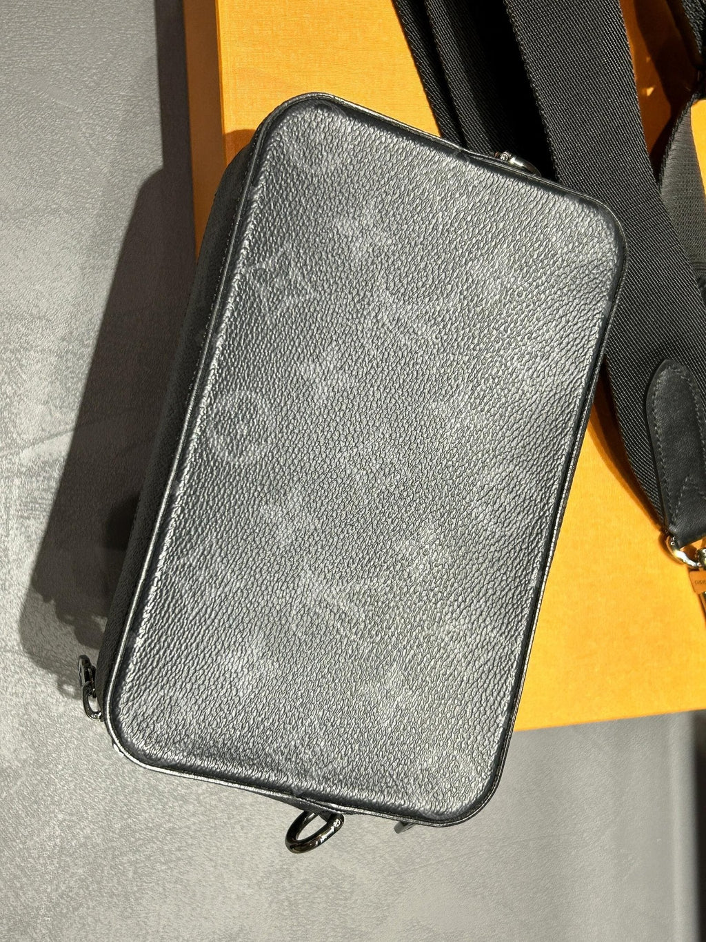 Louis Vuitton M80741 Alpha Wearable Punge