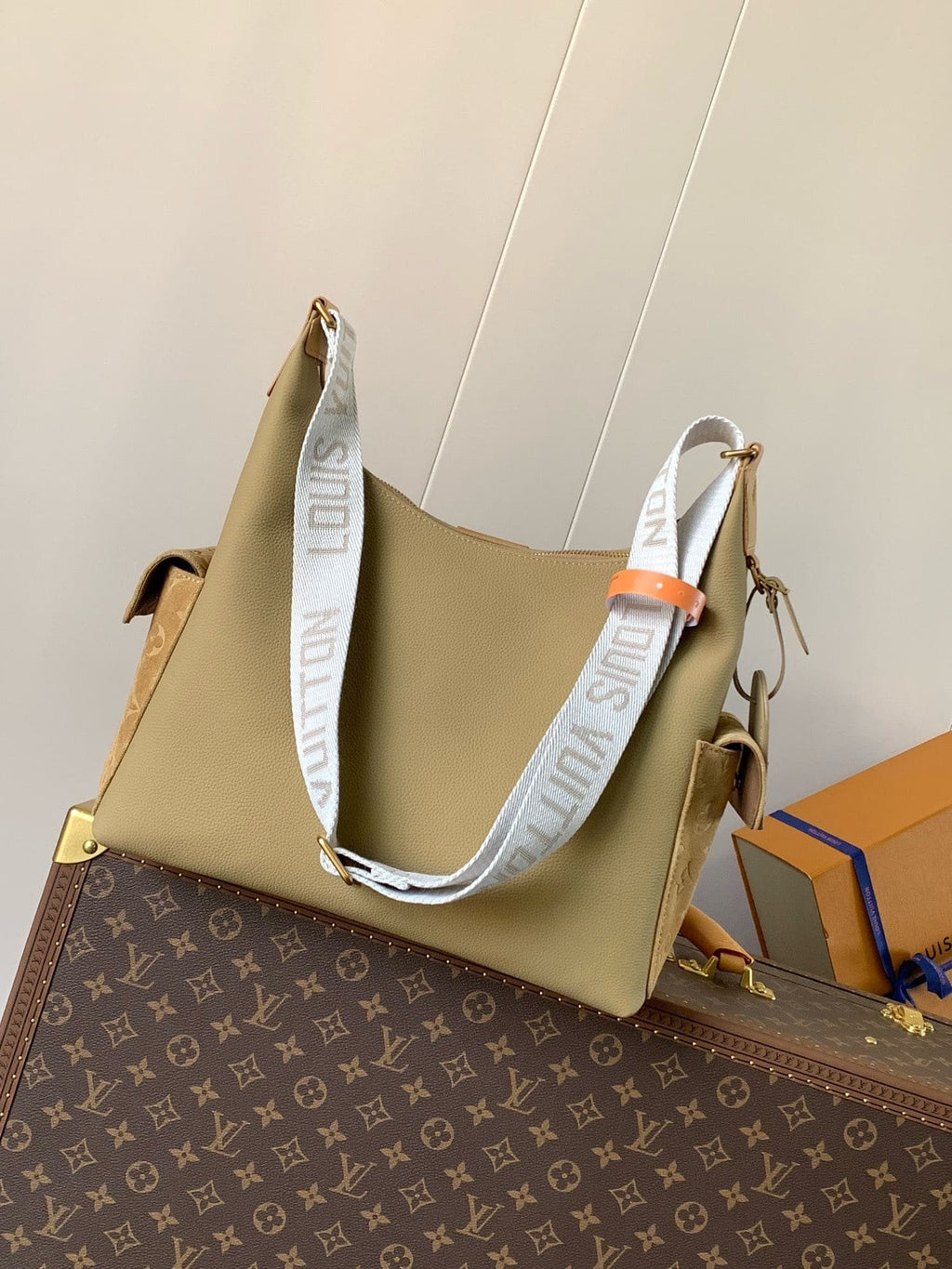Louis Vuitton M12697 Hobo Cargo