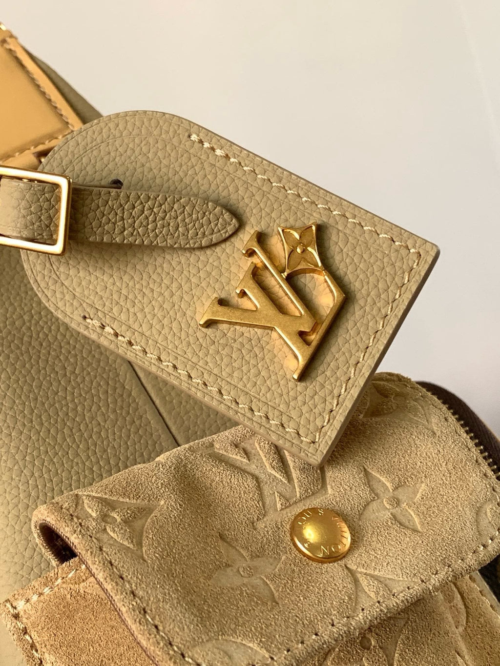Louis Vuitton M12697 Hobo Cargo