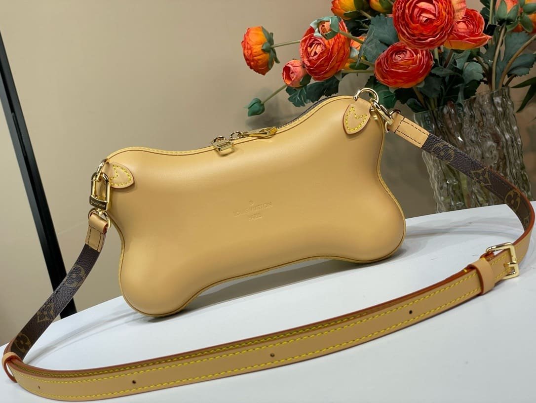 Louis Vuitton M12615 Bone Wearable Punge