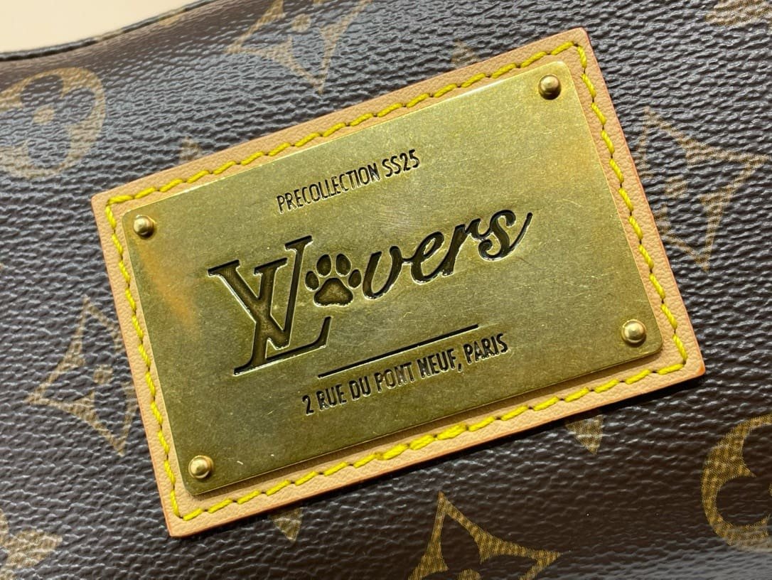 Louis Vuitton M12615 Bone Wearable Punge