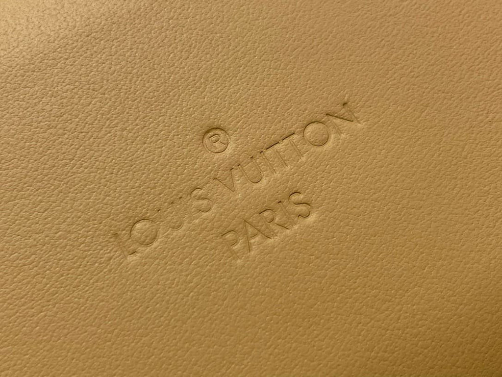 Louis Vuitton M12615 Bone Wearable Punge