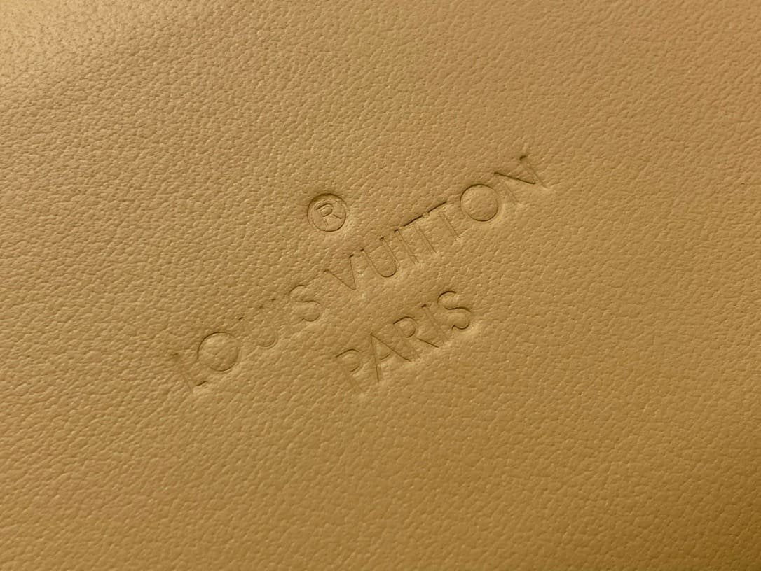 Louis Vuitton M12615 Bone Wearable Punge