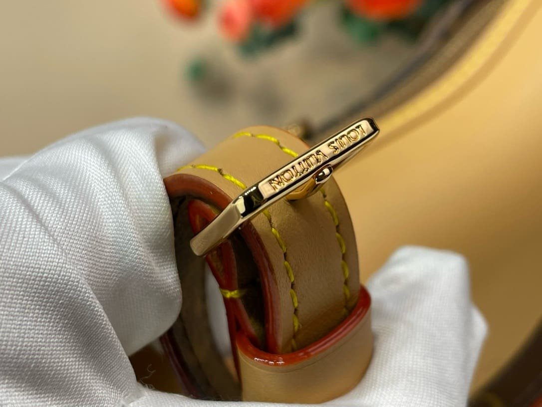 Louis Vuitton M12615 Bone Wearable Punge