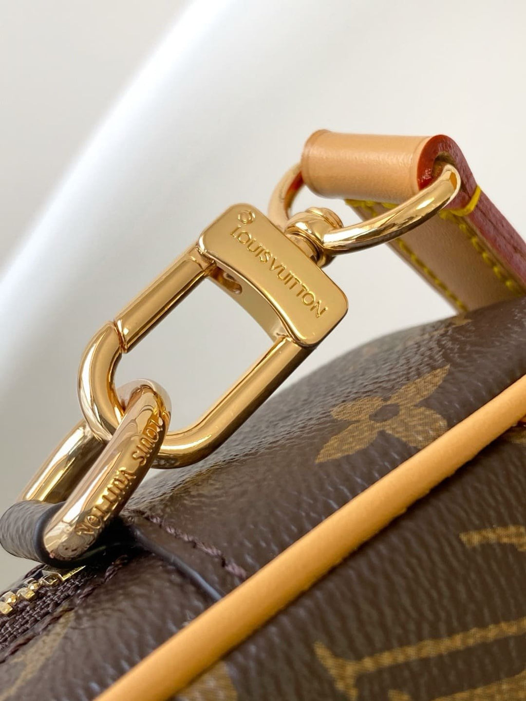 Louis Vuitton M14058 Trocadéro Wearable Punge
