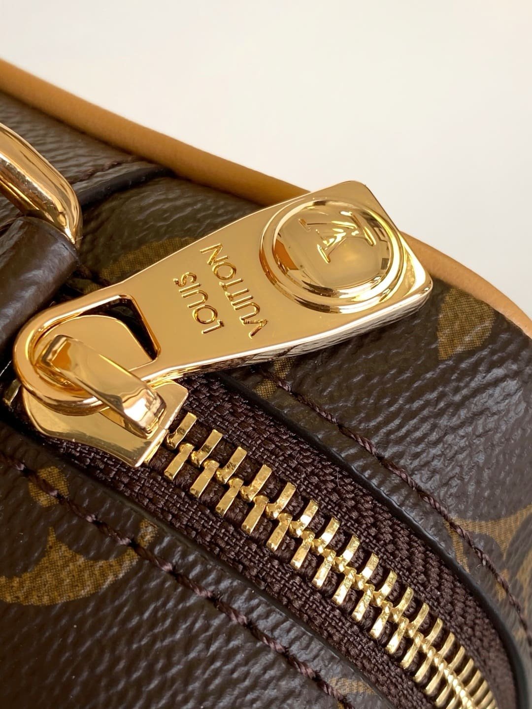 Louis Vuitton M14058 Trocadéro Wearable Punge