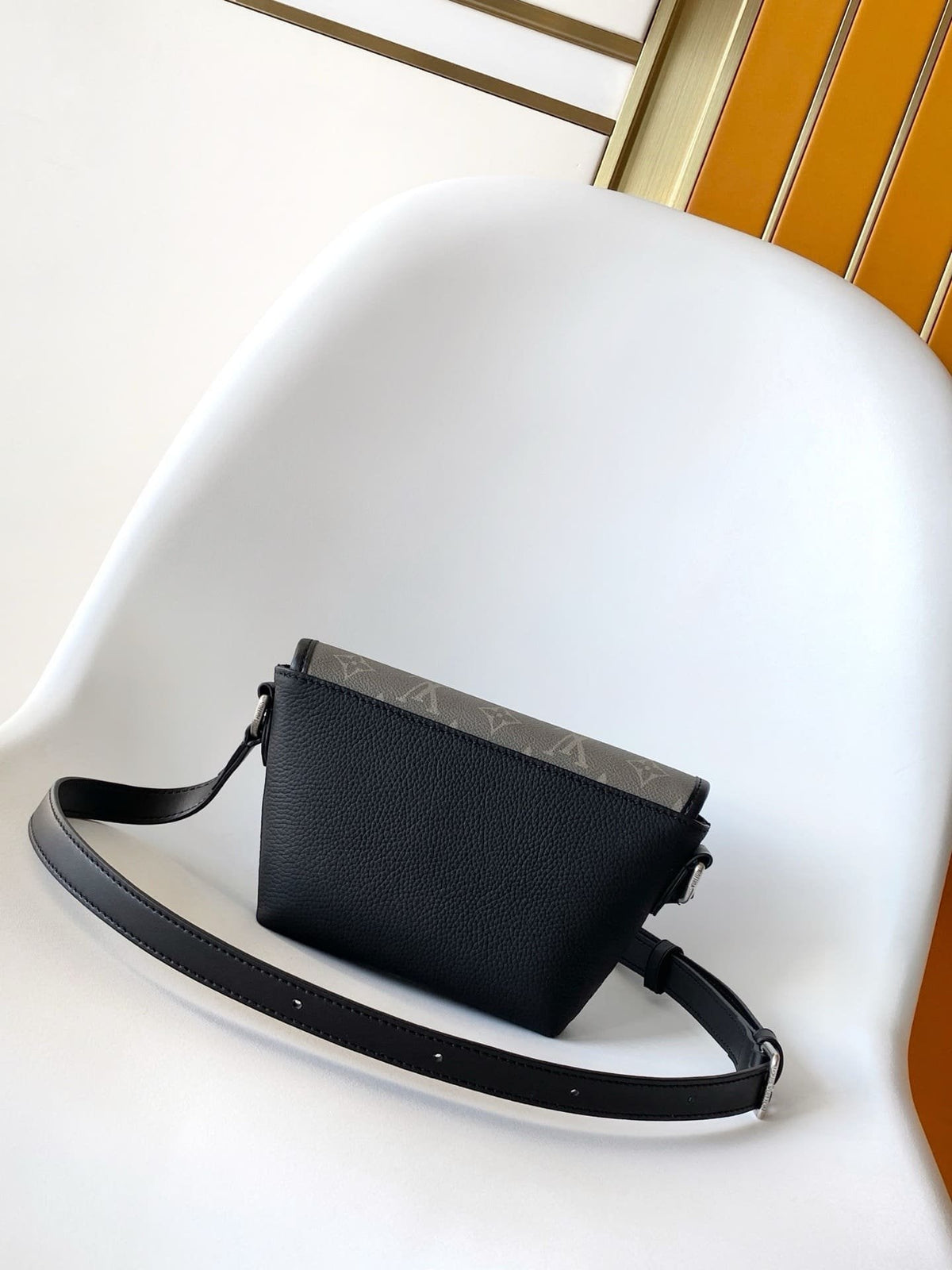 Louis Vuitton M12618 Pulse Wearable Punge