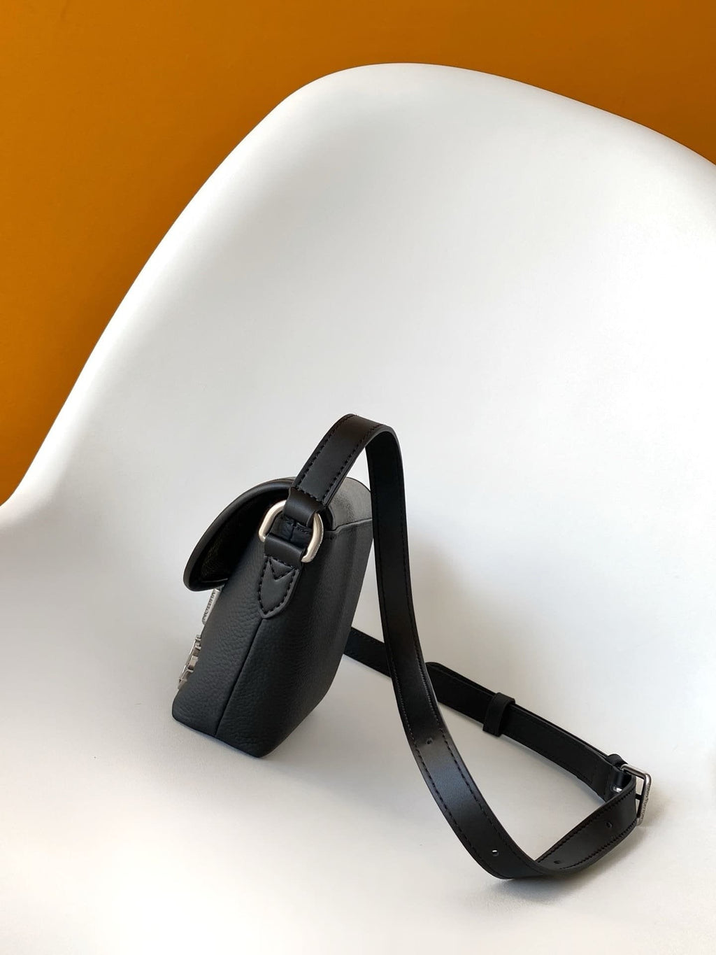 Louis Vuitton M12618 Pulse Wearable Punge