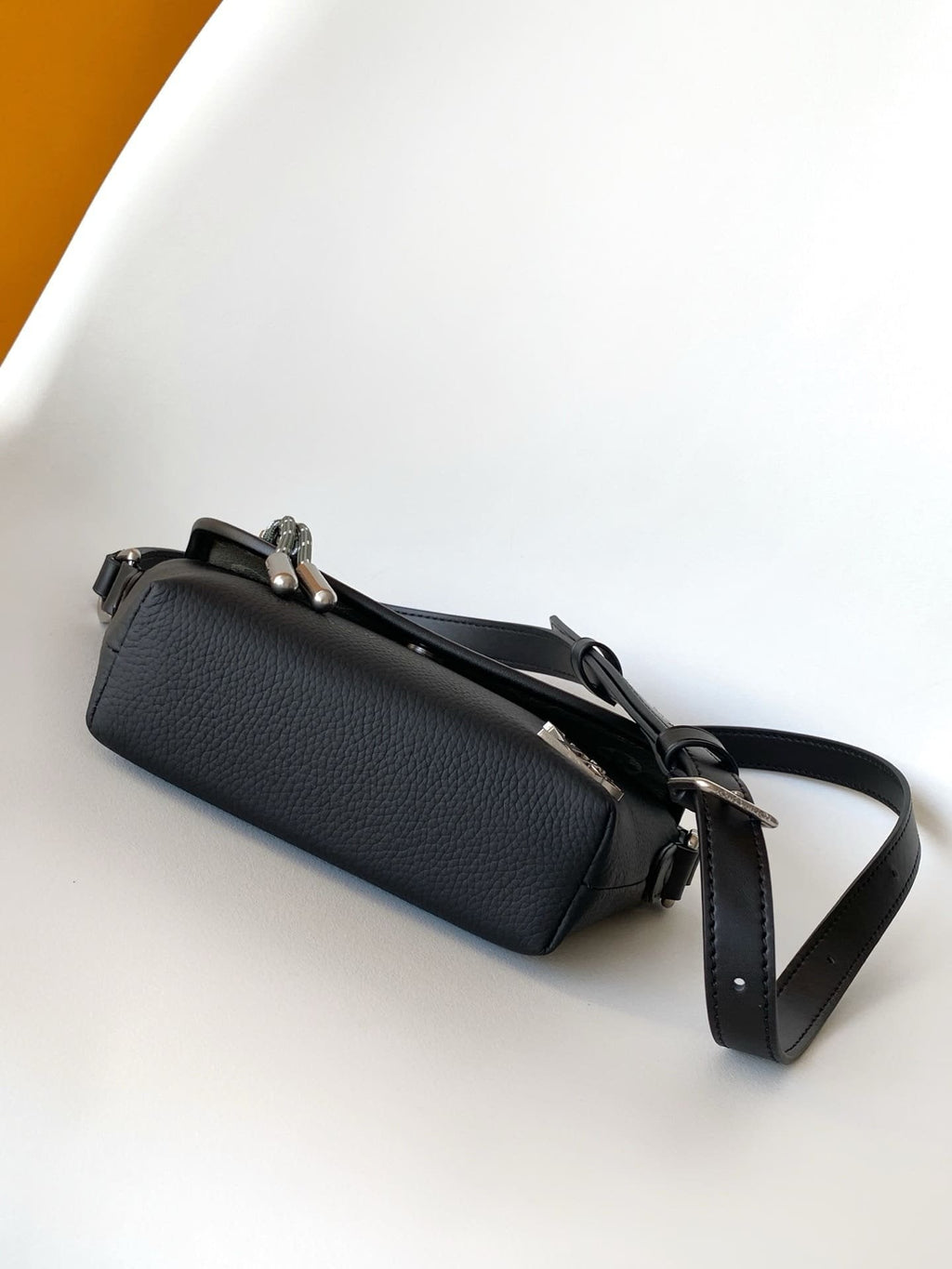 Louis Vuitton M12618 Pulse Wearable Punge