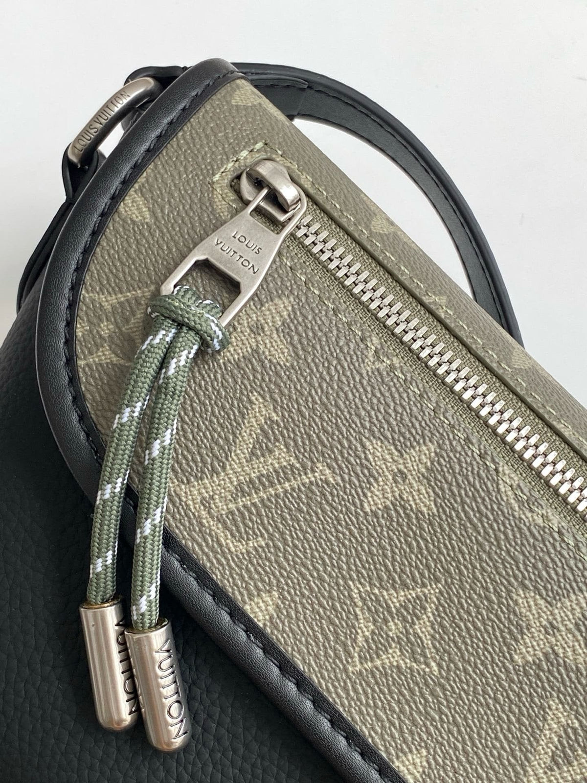 Louis Vuitton M12618 Pulse Wearable Punge