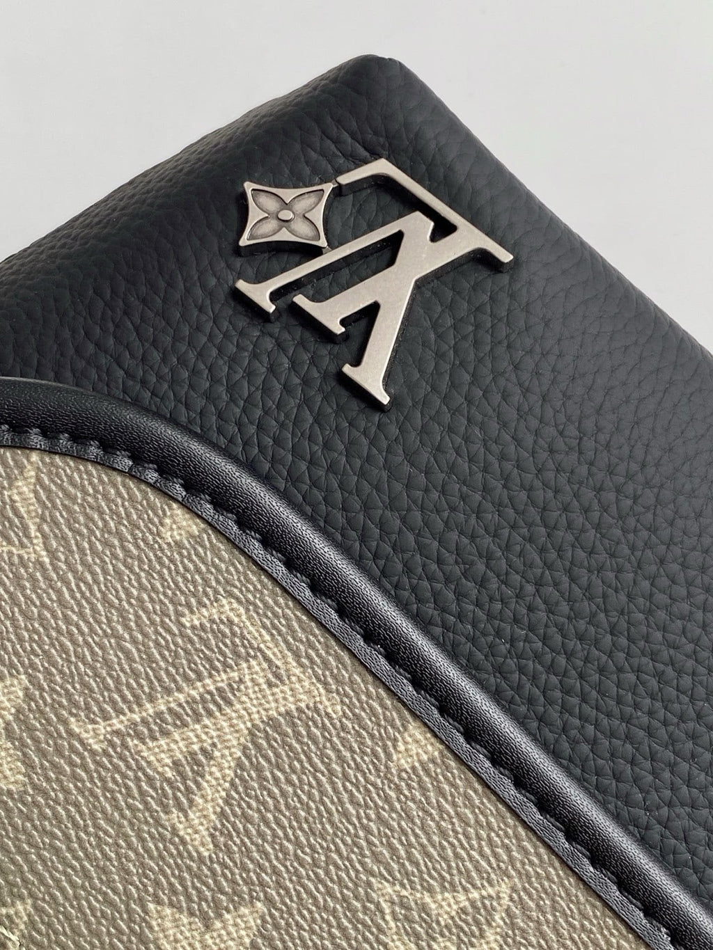 Louis Vuitton M12618 Pulse Wearable Punge