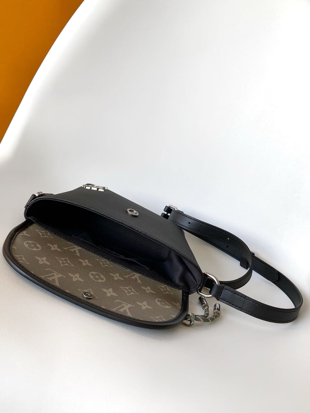 Louis Vuitton M12618 Pulse Wearable Punge