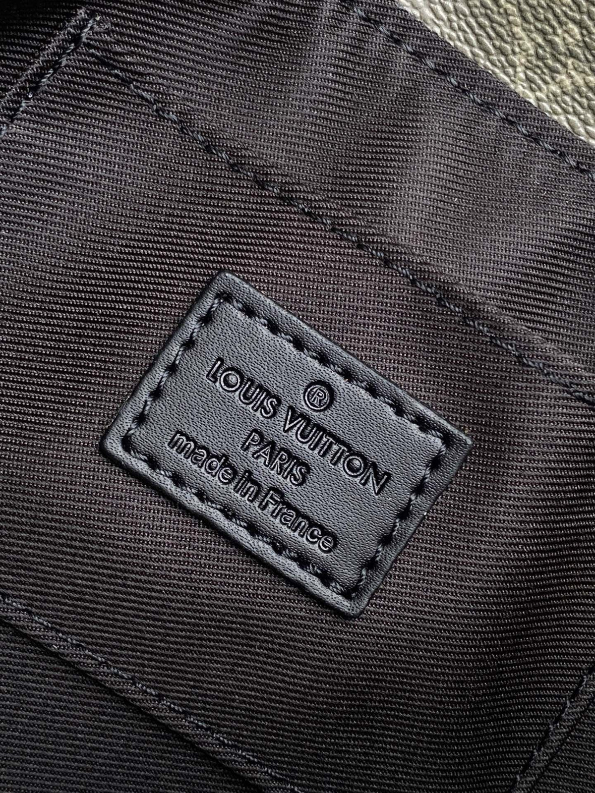 Louis Vuitton M12618 Pulse Wearable Punge