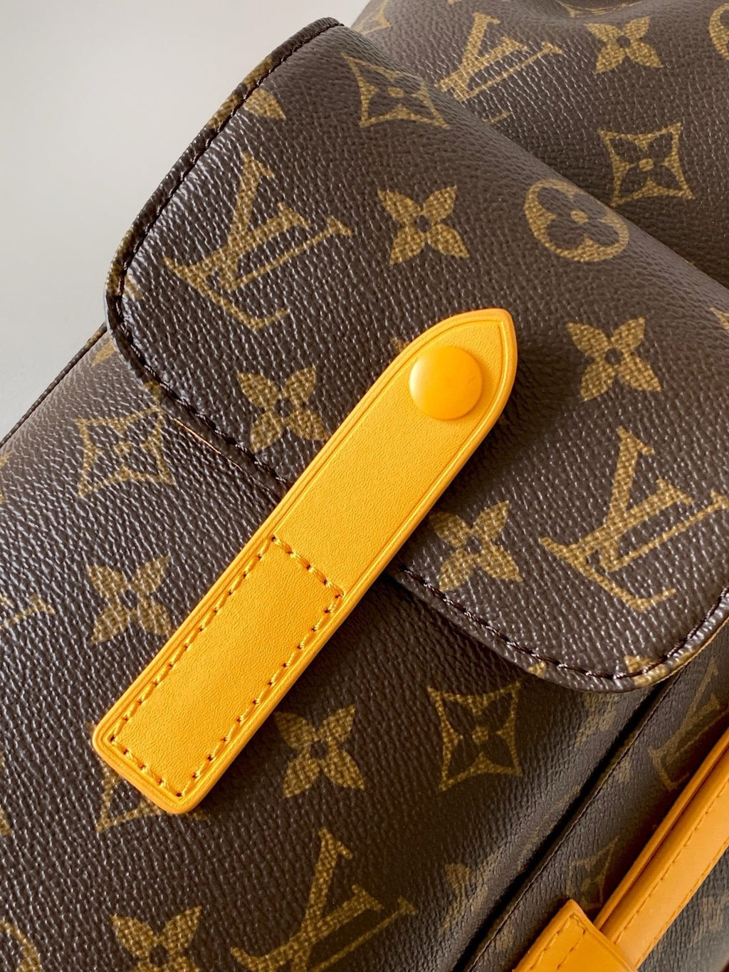 Louis Vuitton M13202 Christopher MM