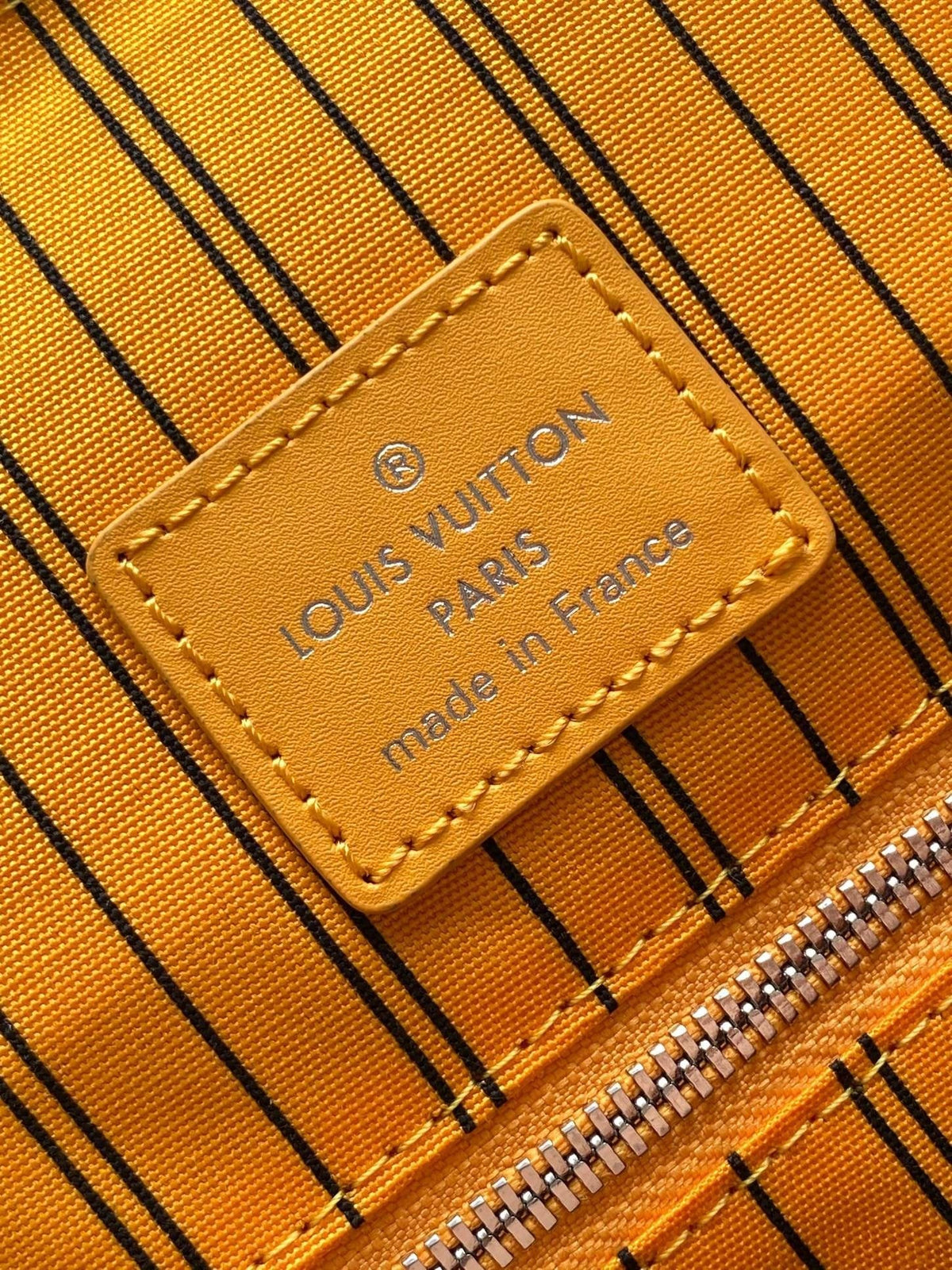 Louis Vuitton M13202 Christopher MM