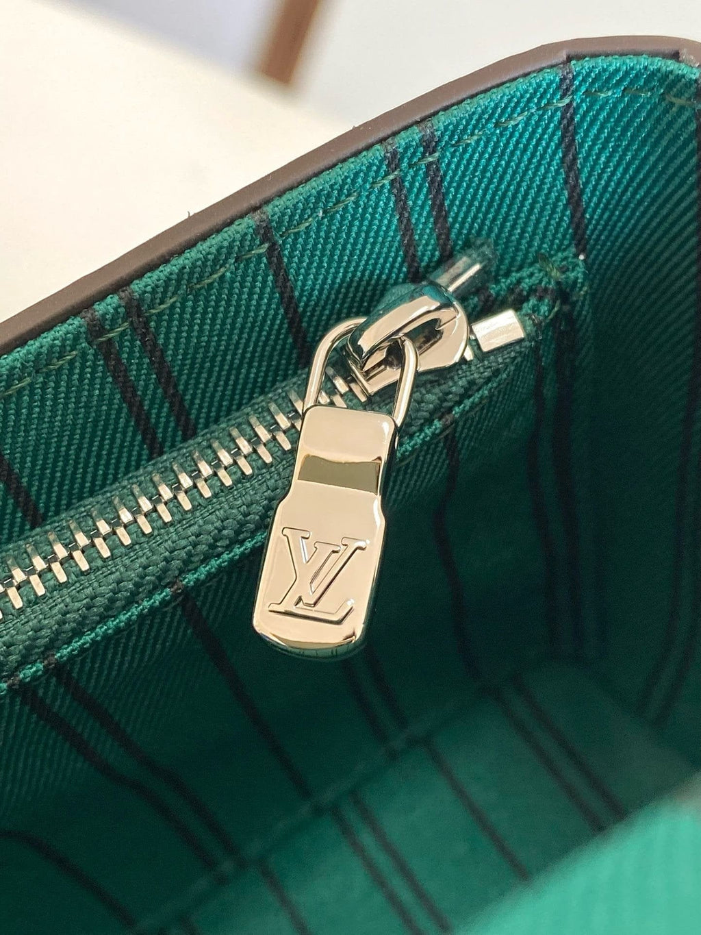 Louis Vuitton M12808 Steamer Wearable Punge