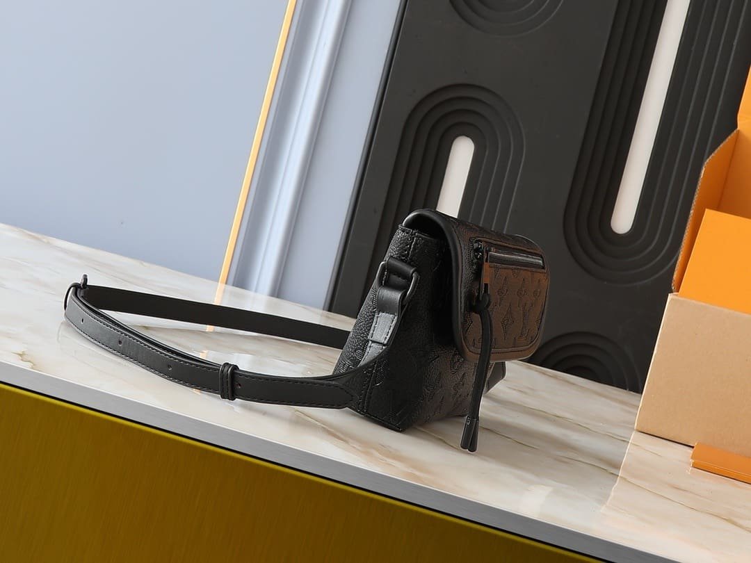 Louis Vuitton M12636 Pulse Wearable Punge