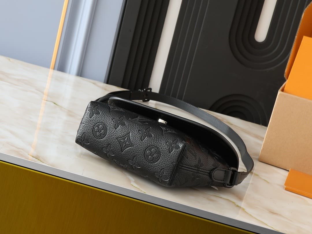 Louis Vuitton M12636 Pulse Wearable Punge