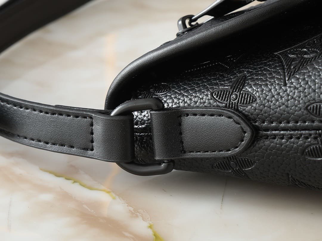 Louis Vuitton M12636 Pulse Wearable Punge