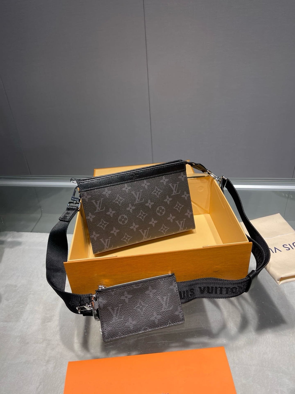 Louis Vuitton M81124 Gaston Wearable Punge