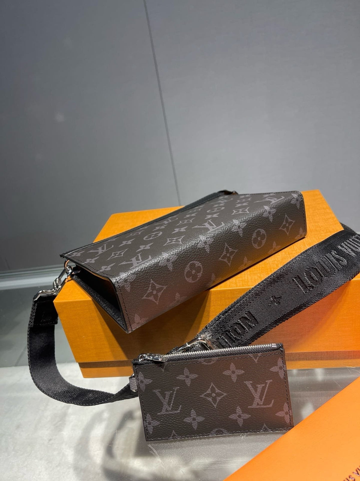 Louis Vuitton M81124 Gaston Wearable Punge