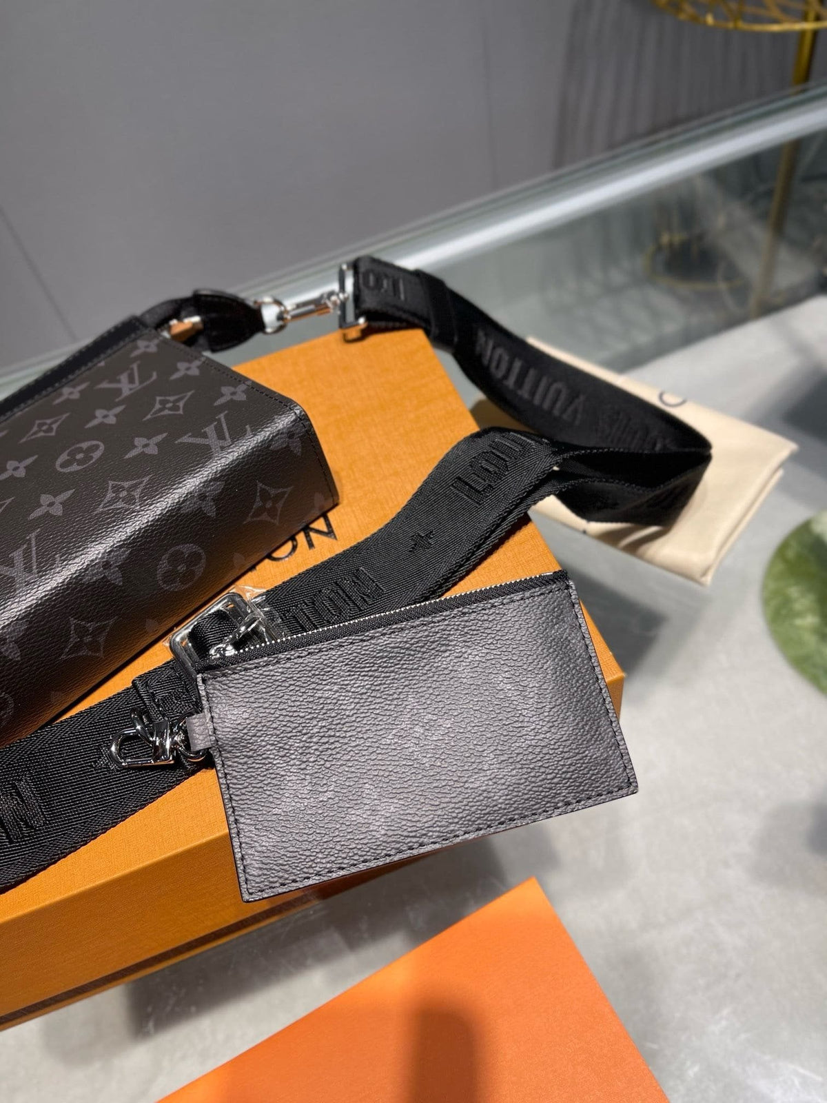 Louis Vuitton M81124 Gaston Wearable Punge