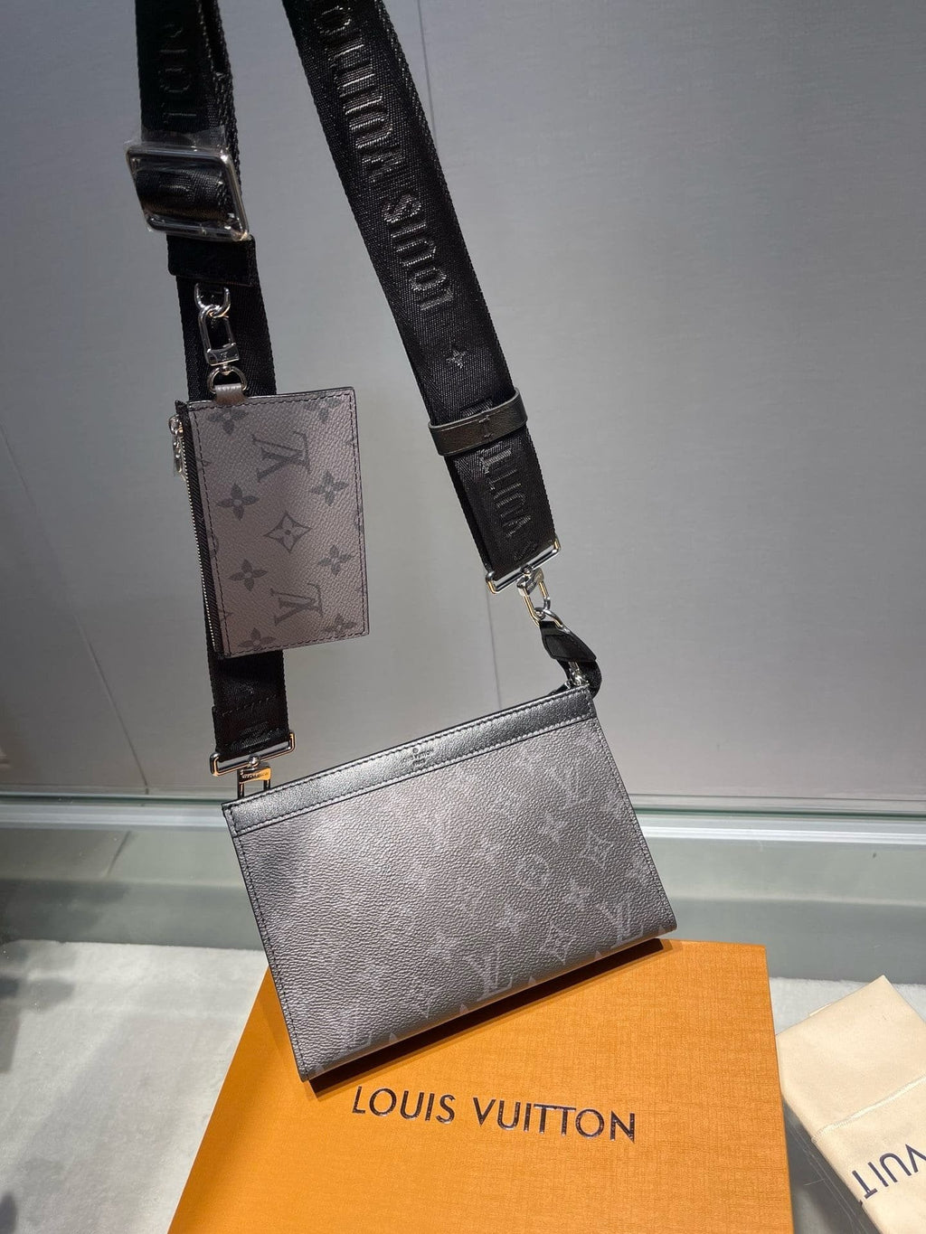 Louis Vuitton M81124 Gaston Wearable Punge