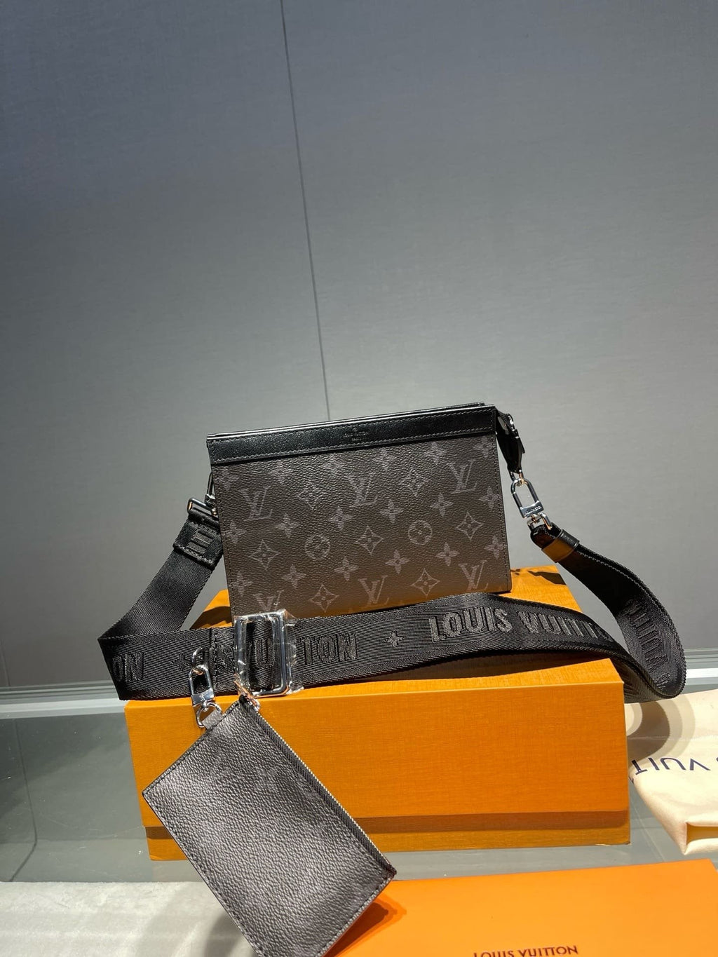 Louis Vuitton M81124 Gaston Wearable Punge