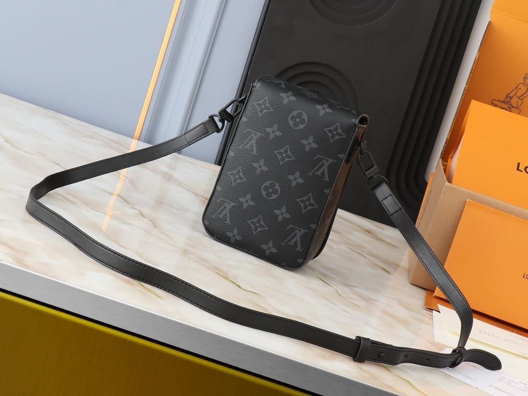 Louis Vuitton M82252 S-Lock Vertical Wearable Punge