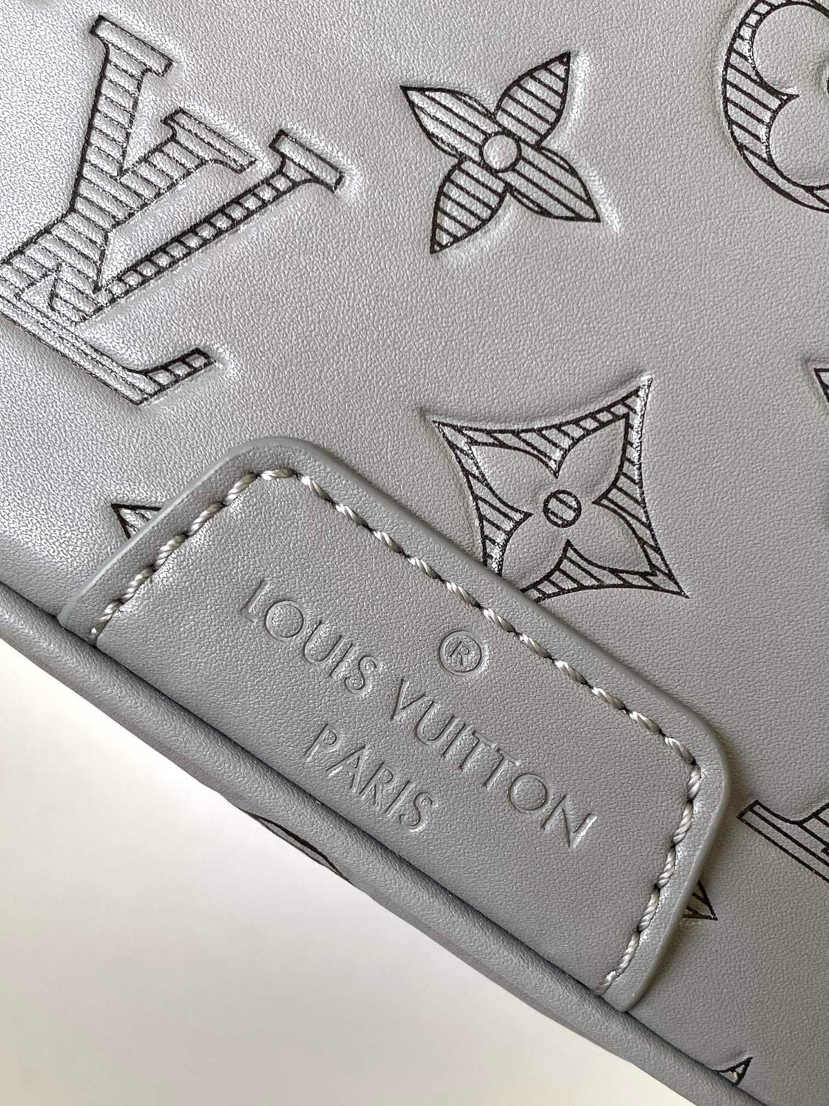 Louis Vuitton M46108 Discovery Bumbag