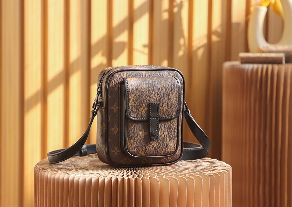 Louis Vuitton M69404 Christopher Wearable Punge