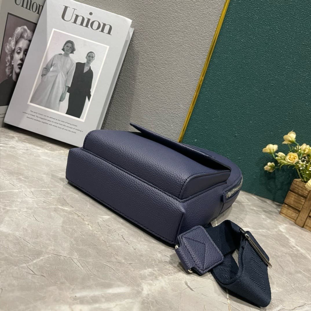 Louis Vuitton M11601 Pilot Slingbag