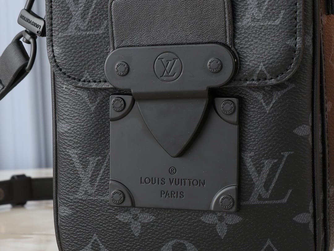Louis Vuitton M82252 S-Lock Vertical Wearable Punge