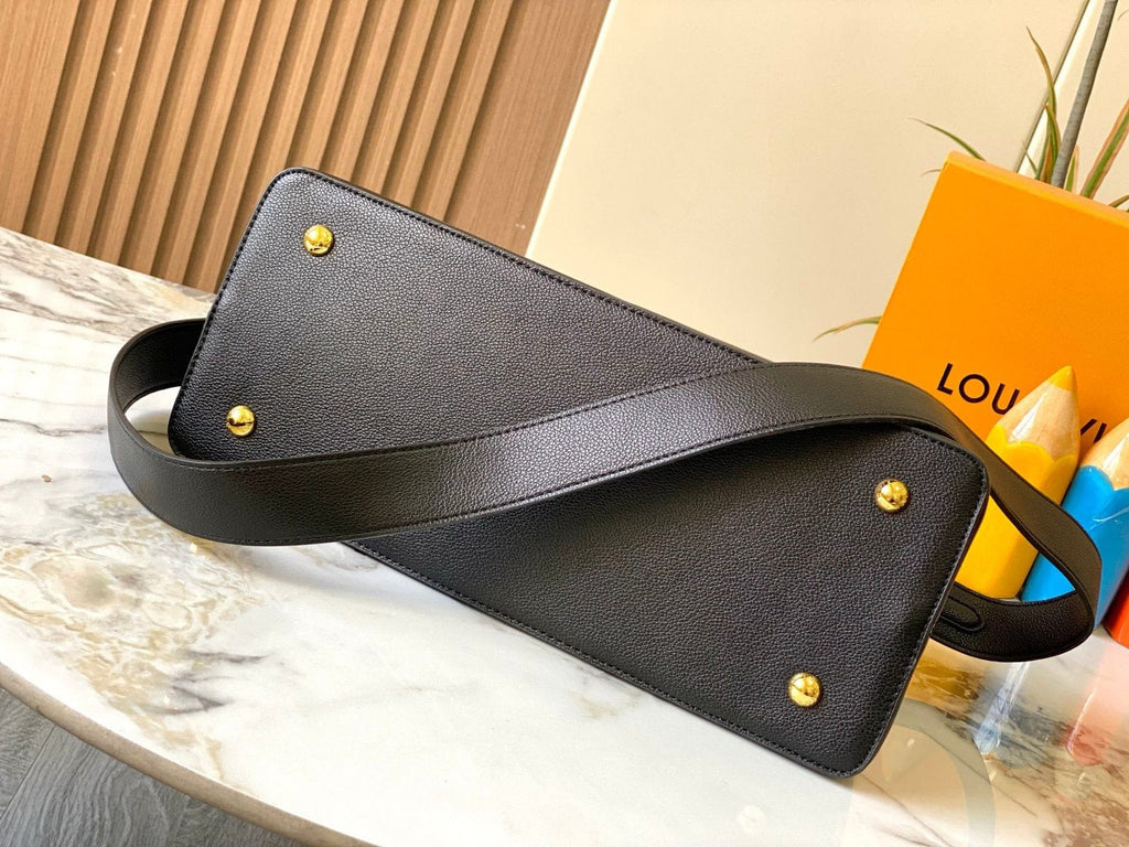 Louis Vuitton M24607 Large CAPUCINES SOUPLE BAG