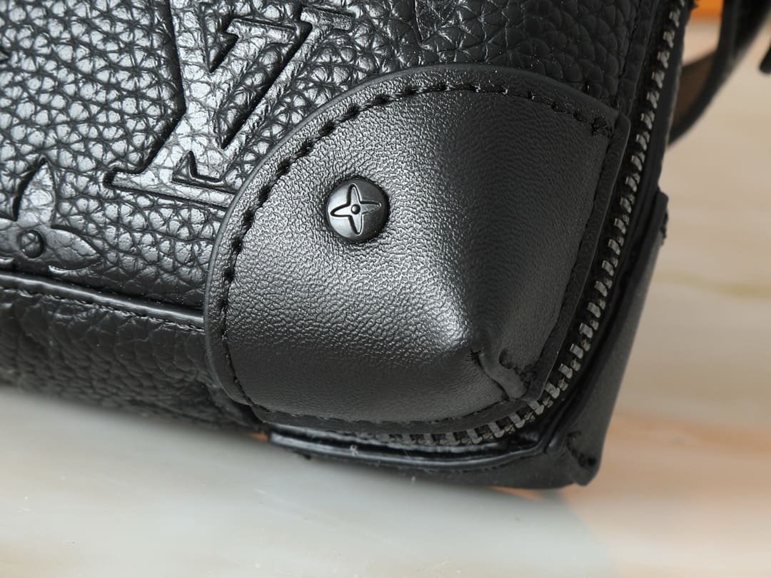 Louis Vuitton M80224 Soft Trunk Punge