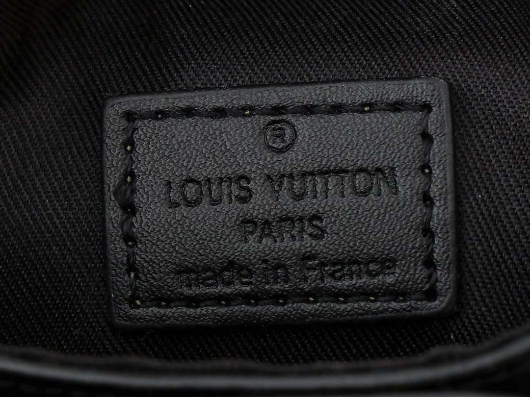 Louis Vuitton M82252 S-Lock Vertical Wearable Punge