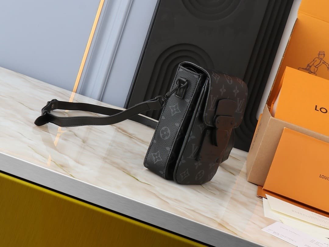 Louis Vuitton M82252 S-Lock Vertical Wearable Punge