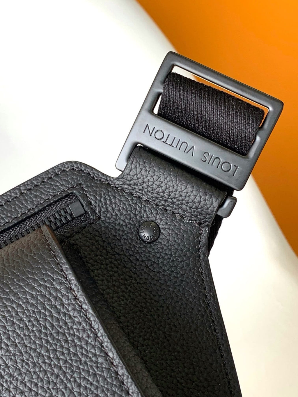 Louis Vuitton M57081 TAKEOFF Skuldertaske