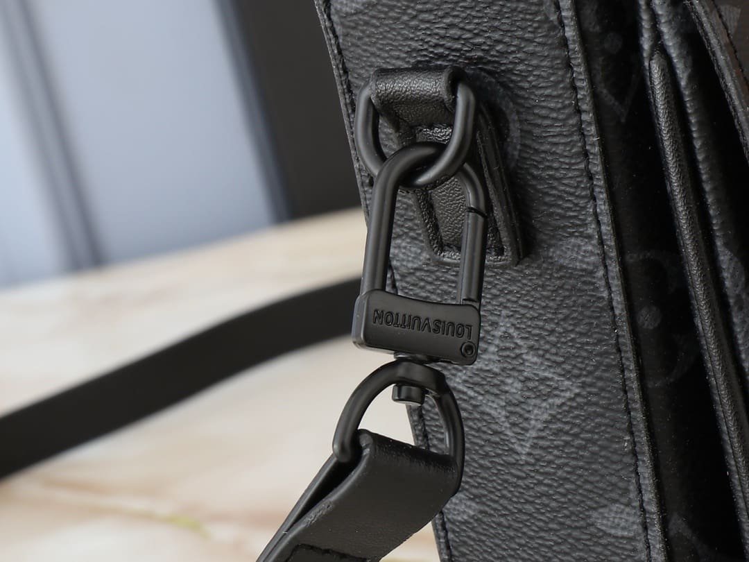 Louis Vuitton M82252 S-Lock Vertical Wearable Punge